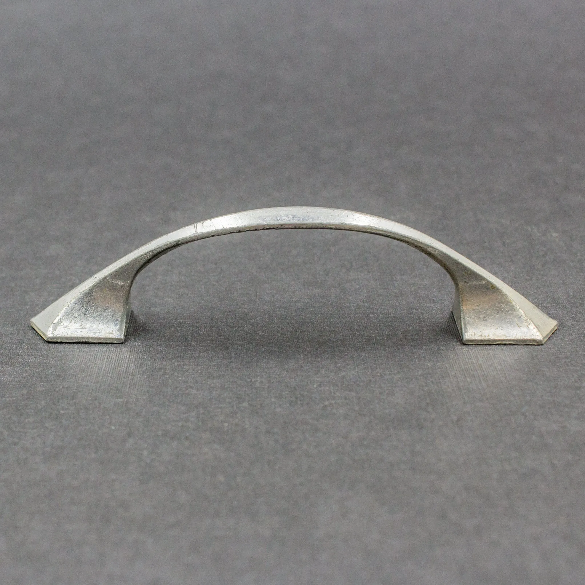 Streamlined Deco Cabinet Drawer Pulls